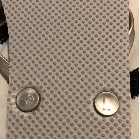 Old navy thong sandals grey and silver size large 5/6 - Picture 3 of 3